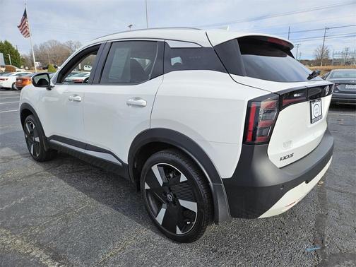 2025 Nissan Kicks SR