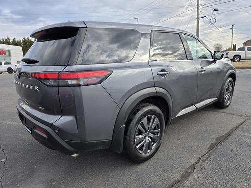 2025 Nissan Pathfinder S