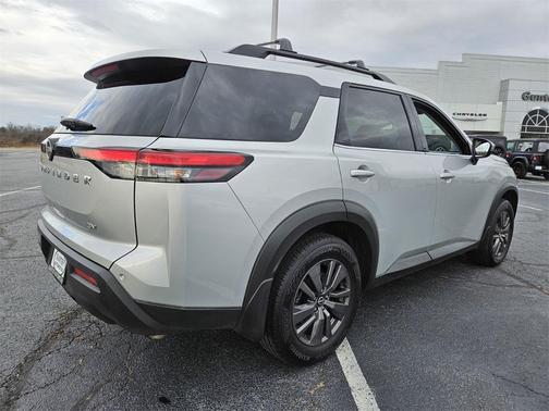 2022 Nissan Pathfinder SV