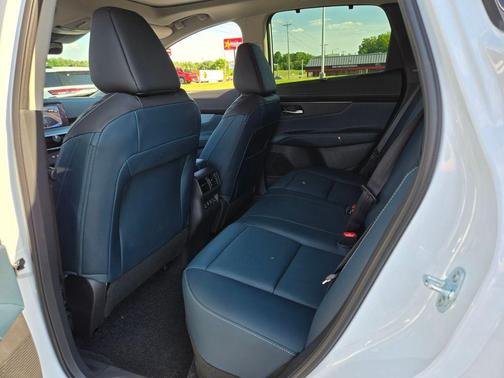 White / Black 2026 Nissan Murano Platinum
