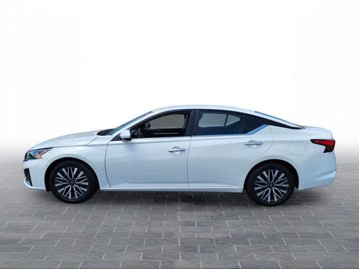 White 2023 Nissan Altima 2.5 SV