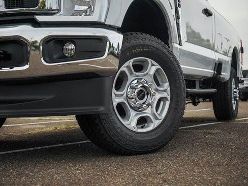 Oxford White 2027 Ford F-350 XLT