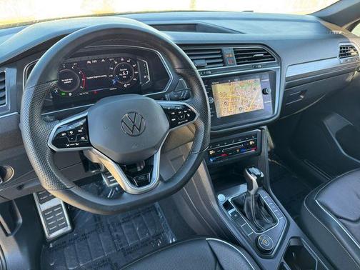 Deep Black Pearl Effect 2022 Volkswagen Tiguan 2.0T SEL R-Line
