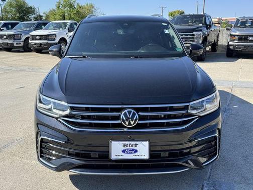Deep Black Pearl Effect 2022 Volkswagen Tiguan 2.0T SEL R-Line