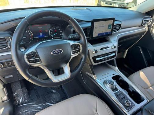 White Metallic 2023 Ford Explorer XLT