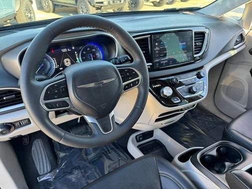 2023 Chrysler Pacifica Touring-L