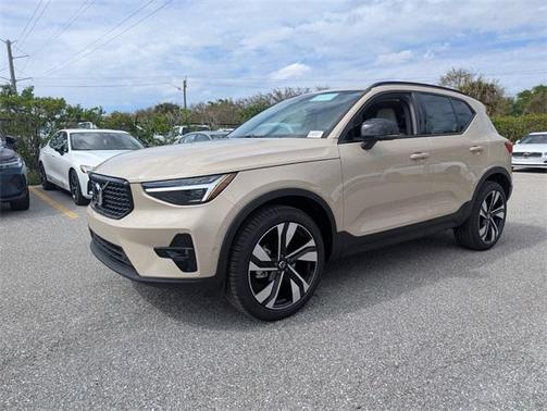 2025 Volvo XC40 B5 Ultra Bright Theme