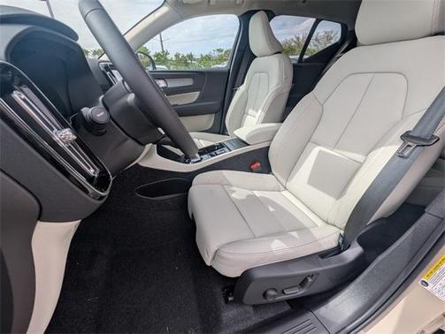 2025 Volvo XC40 B5 Ultra Bright Theme