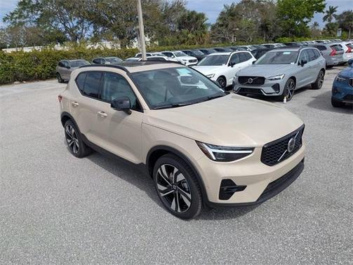 2025 Volvo XC40 B5 Ultra Bright Theme
