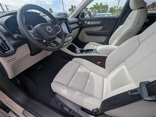2025 Volvo XC40 B5 Ultra Bright Theme