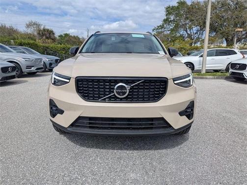 2025 Volvo XC40 B5 Ultra Bright Theme