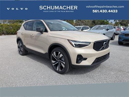 2025 Volvo XC40 B5 Ultra Bright Theme