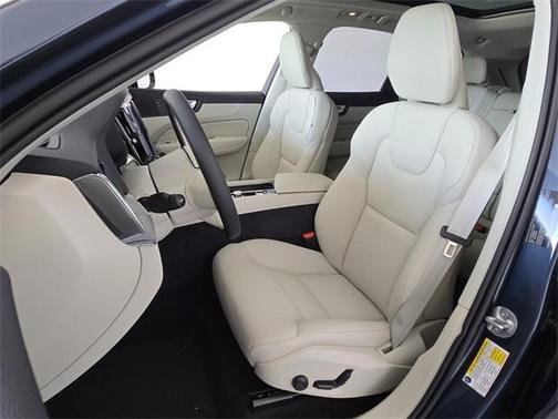 2025 Volvo XC60 Plug-In Hybrid T8 Plus