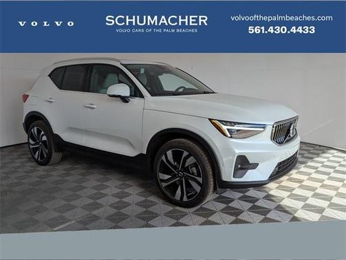 2025 Volvo XC40 B5 Ultra Bright Theme