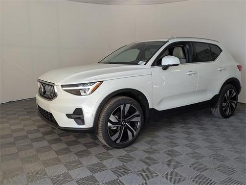 2025 Volvo XC40 B5 Ultra Bright Theme