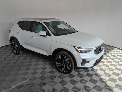 2025 Volvo XC40 B5 Ultra Bright Theme