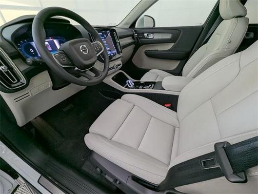 2025 Volvo XC40 B5 Ultra Bright Theme