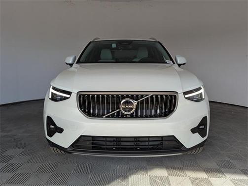 2025 Volvo XC40 B5 Ultra Bright Theme