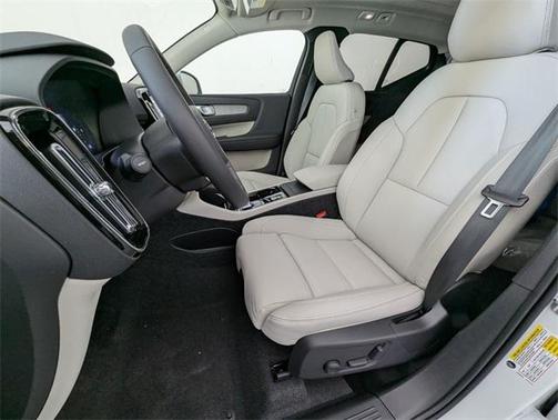 2025 Volvo XC40 B5 Ultra Bright Theme