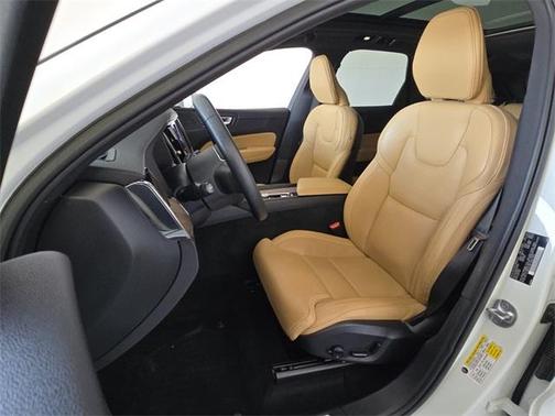 2023 Volvo XC60 B5 Ultimate Bright Theme