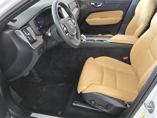 2023 Volvo XC60 B5 Ultimate Bright Theme