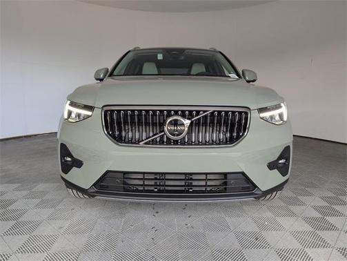 2025 Volvo XC40 B5 Plus Bright Theme