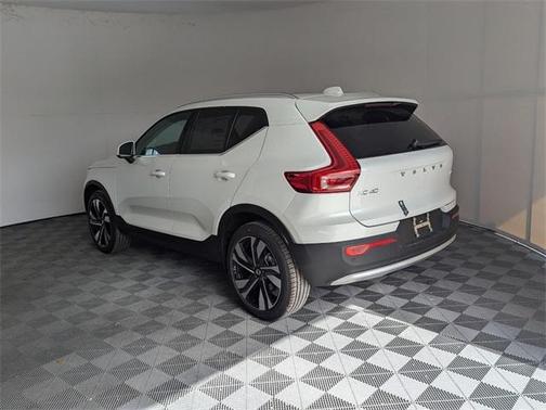 2025 Volvo XC40 B5 Ultra Bright Theme