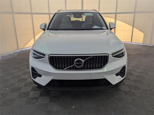2025 Volvo XC40 B5 Ultra Bright Theme