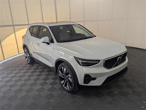 2025 Volvo XC40 B5 Ultra Bright Theme