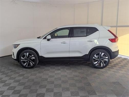2025 Volvo XC40 B5 Ultra Bright Theme