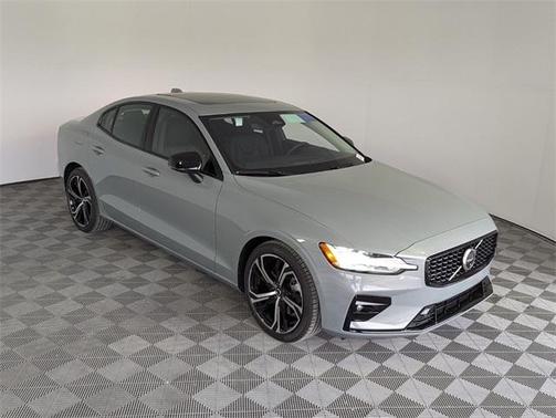 2024 Volvo S60 B5 Plus Dark Theme