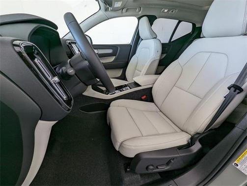 2025 Volvo XC40 B5 Ultra Bright Theme
