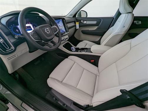 2025 Volvo XC40 B5 Ultra Bright Theme