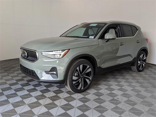 2025 Volvo XC40 B5 Ultra Bright Theme