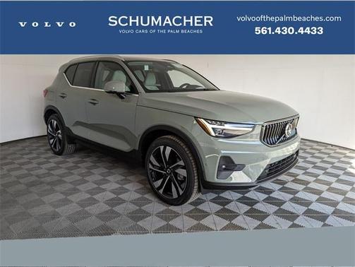 2025 Volvo XC40 B5 Ultra Bright Theme