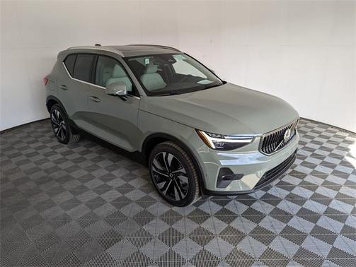 2025 Volvo XC40 B5 Ultra Bright Theme