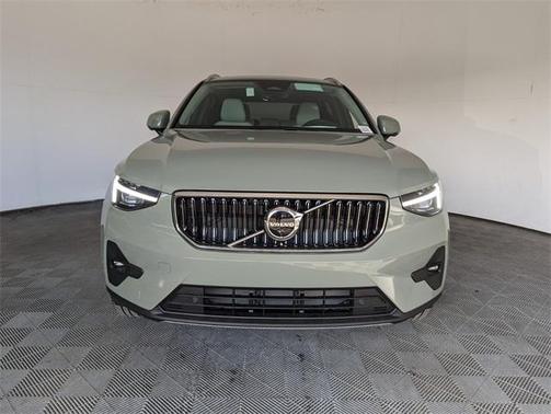 2025 Volvo XC40 B5 Ultra Bright Theme