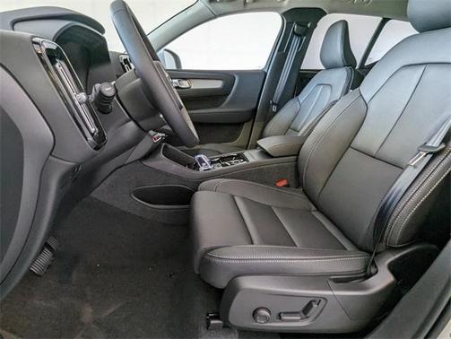 2025 Volvo XC40 B5 Plus Bright Theme
