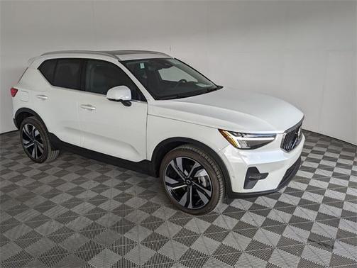 2025 Volvo XC40 B5 Plus Bright Theme