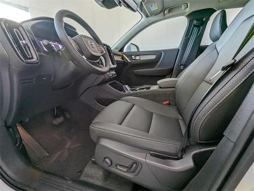 2025 Volvo XC40 B5 Plus Bright Theme