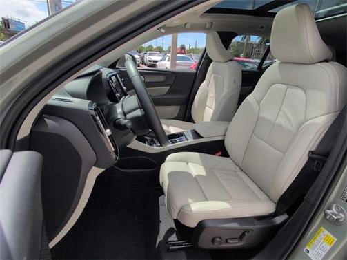 2023 Volvo XC40 B5 Ultimate Bright Theme
