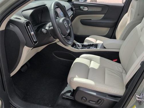 2023 Volvo XC40 B5 Ultimate Bright Theme