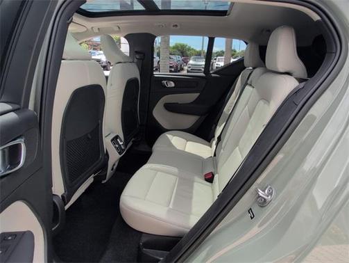 2023 Volvo XC40 B5 Ultimate Bright Theme