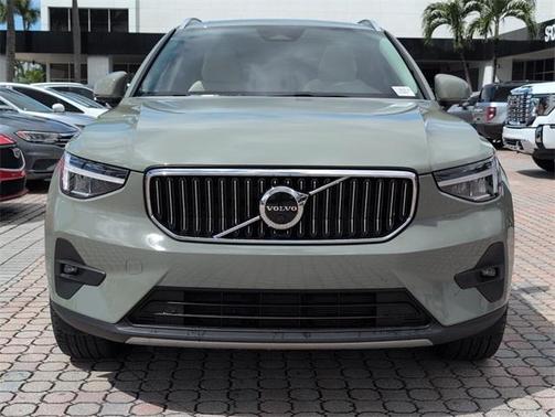 2023 Volvo XC40 B5 Ultimate Bright Theme