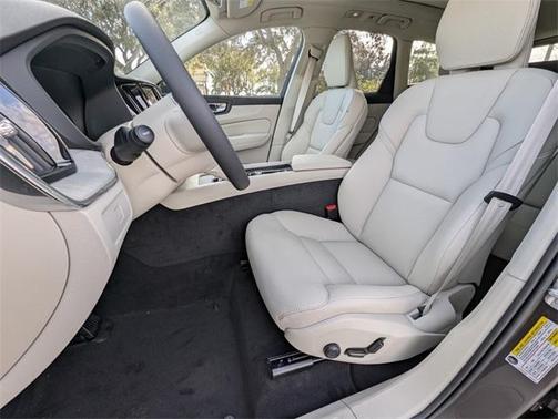 2025 Volvo XC60 B5 Plus