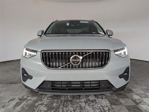2025 Volvo XC40 B5 Plus Bright Theme
