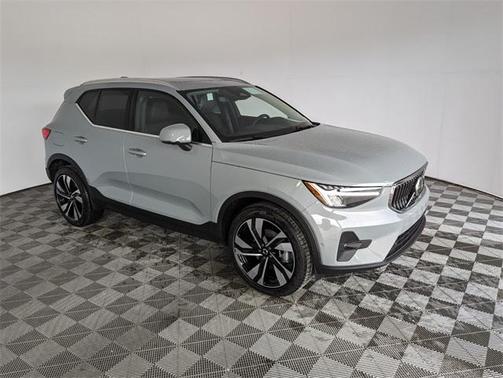 2025 Volvo XC40 B5 Plus Bright Theme