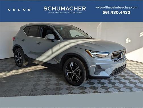 2025 Volvo XC40 B5 Core Bright Theme