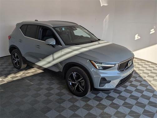 2025 Volvo XC40 B5 Core Bright Theme