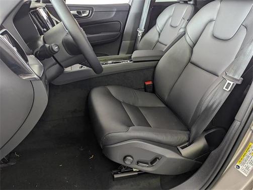 2024 Volvo XC60 Recharge Plug-In Hybrid T8 Core Dark Theme
